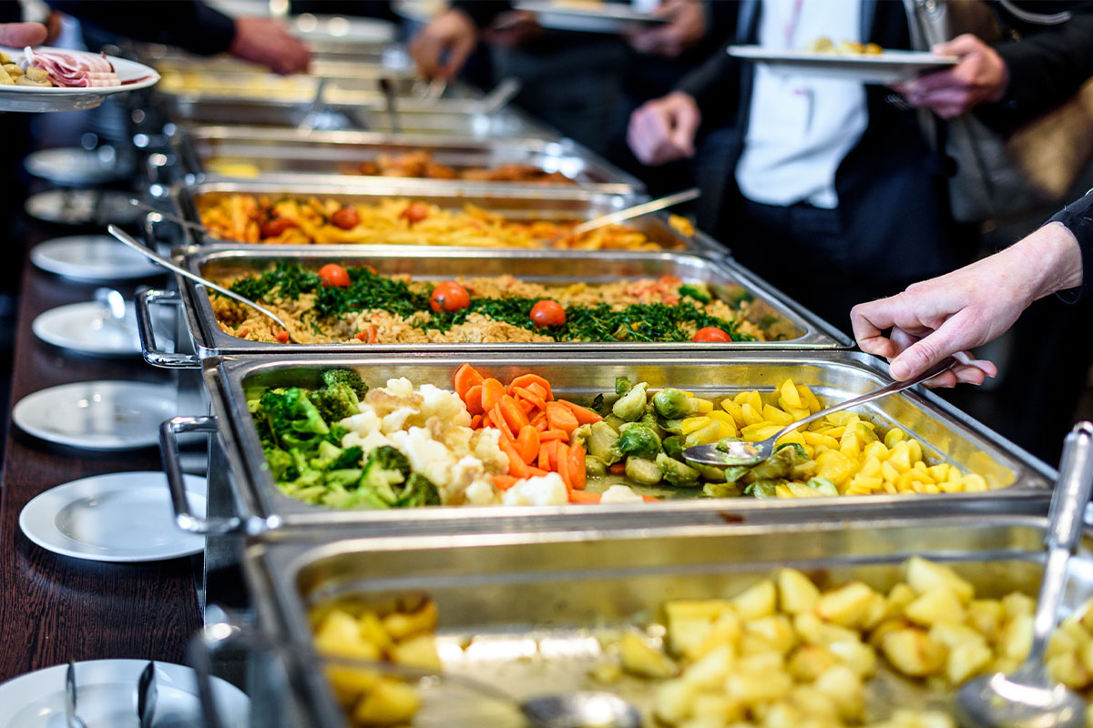 Partygäste bedienen sich am Buffet
